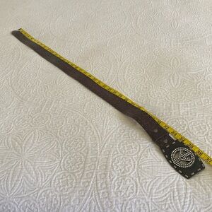 Lester belt with peace sign buckle